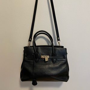 Black medium hand bag gently used faux leather.